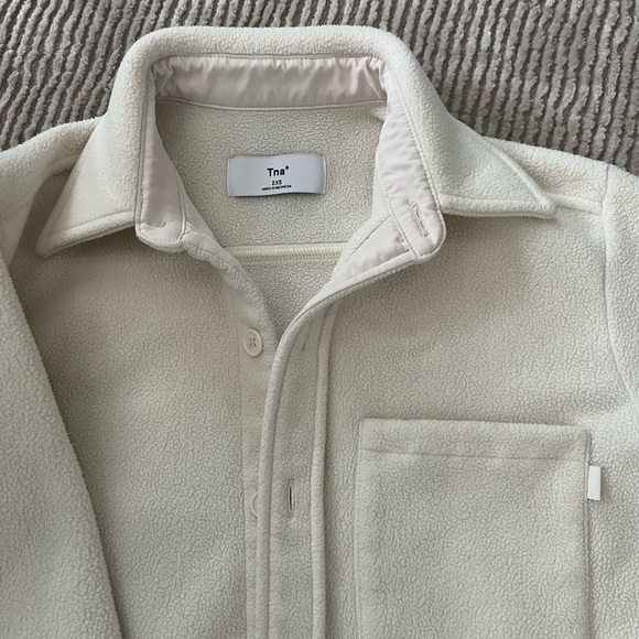 Tna
Cozy Fleece Boyfriend Shirt
Fleece button-up shirt jacket - Picture 3 of 3